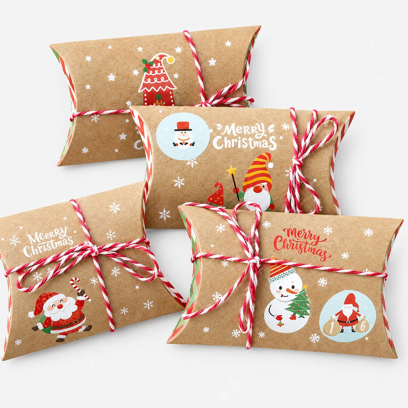 Vier kraftpapieren kussendoosjes met rood-wit touwtje en verschillende kerstafbeeldingen, zoals kerstman, sneeuwman en kabouter, samen op een witte achtergrond. 2