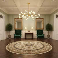Gouden uitvoering van de lamp in een klassieke hal met groene fauteuils, gouden spiegels en rond tapijt 4