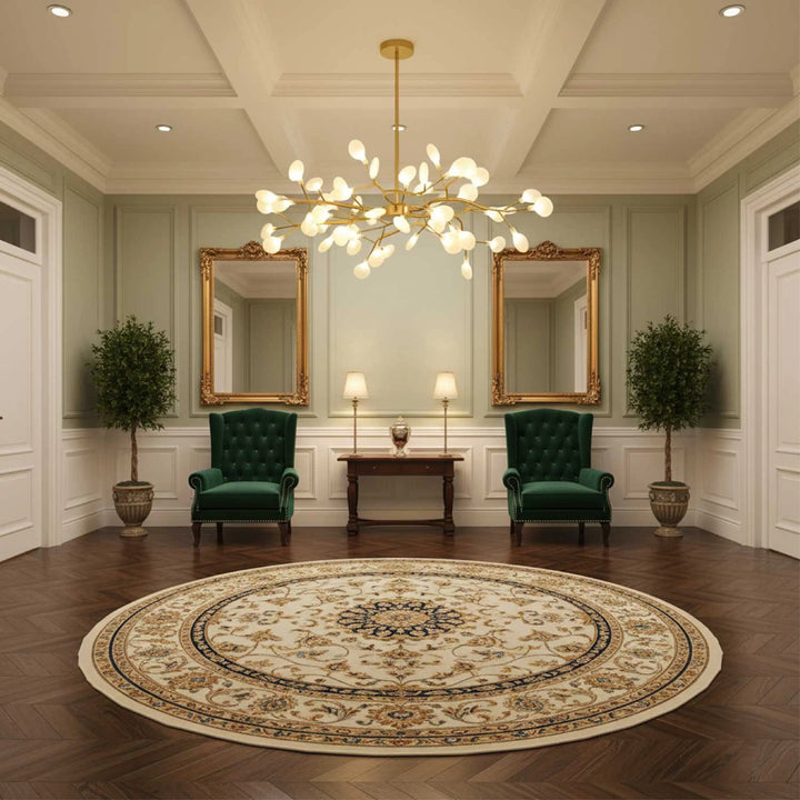 Gouden uitvoering van de lamp in een klassieke hal met groene fauteuils, gouden spiegels en rond tapijt 4