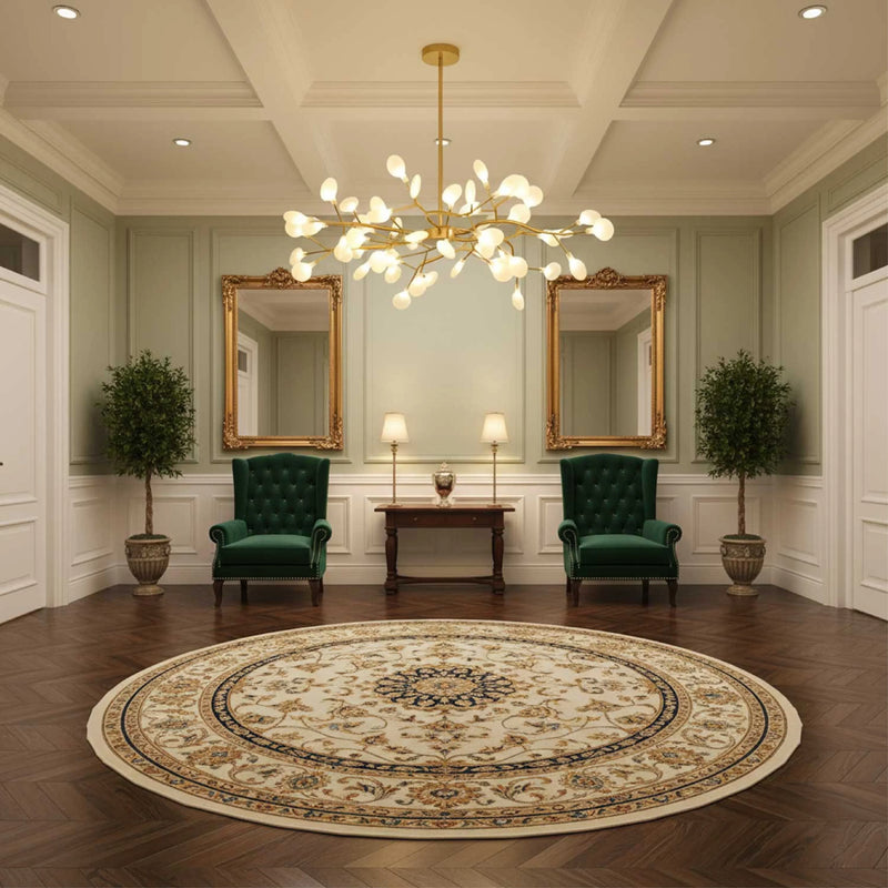 Gouden uitvoering van de lamp in een klassieke hal met groene fauteuils, gouden spiegels en rond tapijt 4