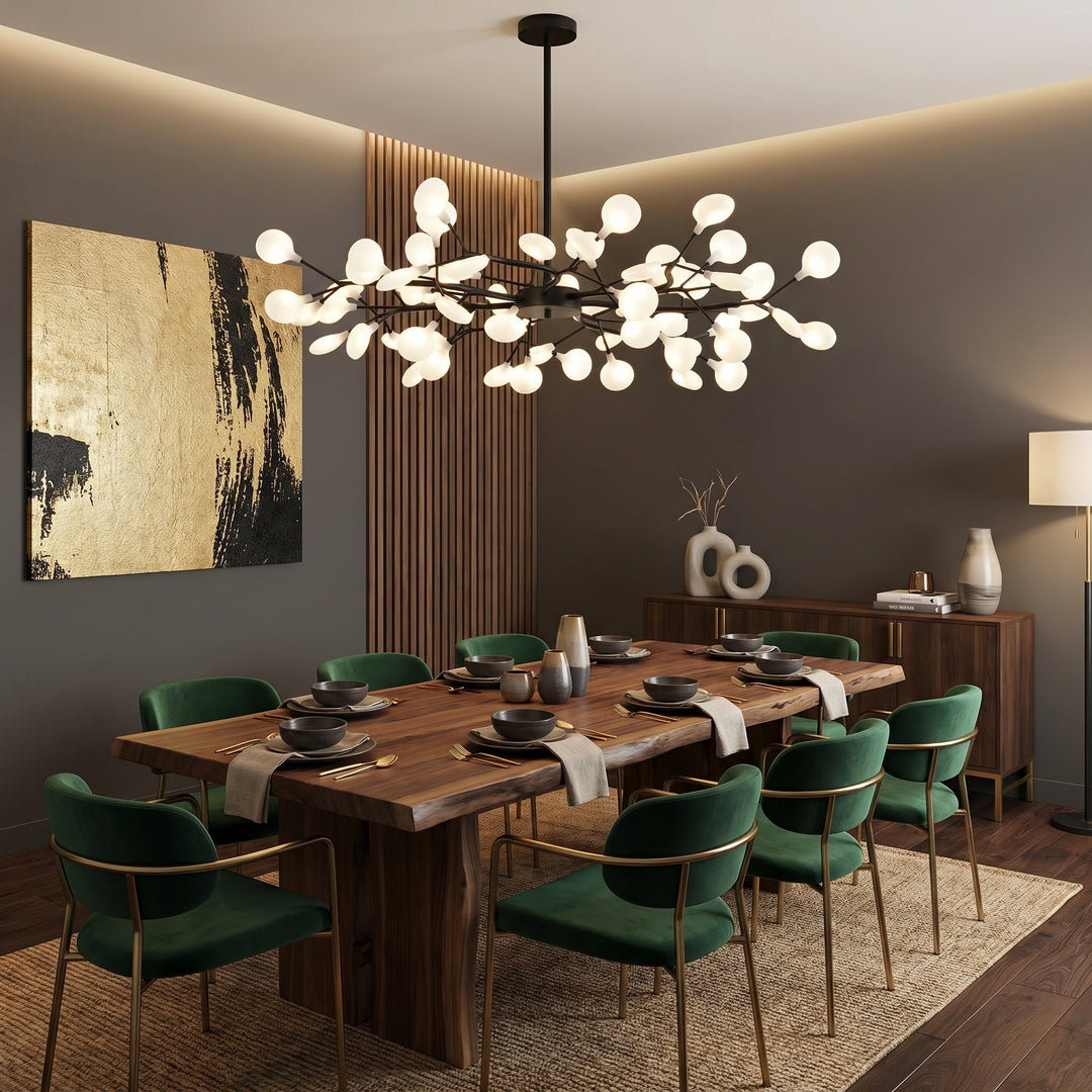 Zwarte takkenlamp boven een houten eettafel met groene fluwelen stoelen en gouden wandschilderij 3
