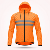 Voorkant van de oranje fietsjas met capuchon, trekkoorden, ritszakken en twee grijze reflecterende strepen. 20