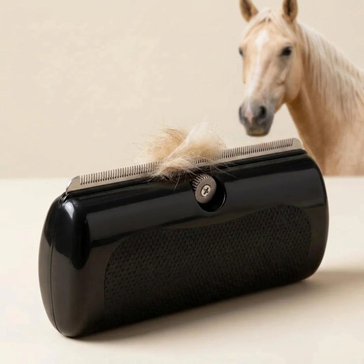 Zwarte ontwarringsborstel met metalen tanden en een plukje blond haar, met op de achtergrond een lichtbruin paard. 1