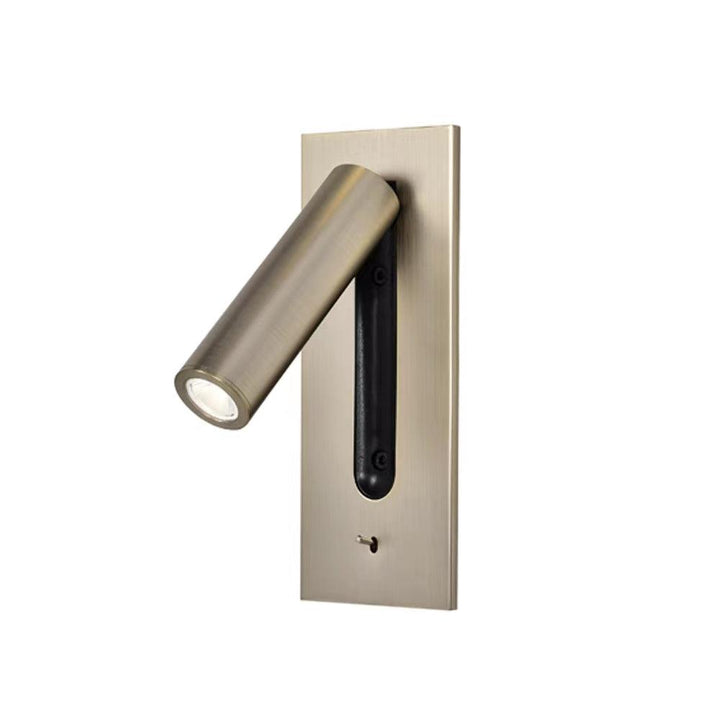 Wandlamp in mat champagnekleurig metaal met schuin uitstekende, verlichte spot op witte achtergrond 25
