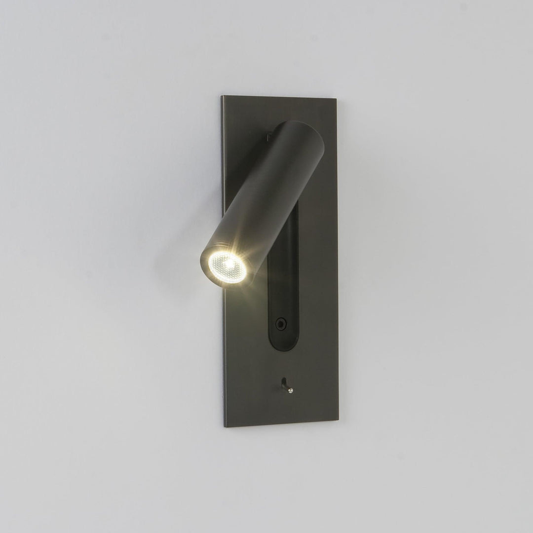 Maatschema van de wandlamp met afmetingen van de plaat en de uitstekende lichtbuis, plus zijaanzicht van de inbouwdiepte 5
