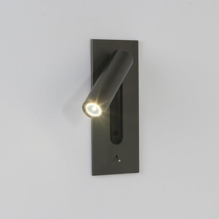 Maatschema van de wandlamp met afmetingen van de plaat en de uitstekende lichtbuis, plus zijaanzicht van de inbouwdiepte 5
