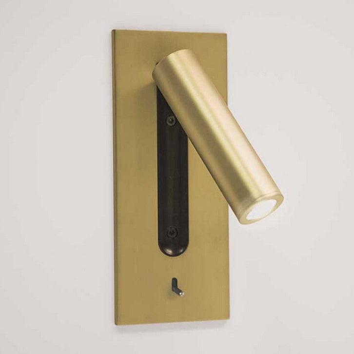 Goudkleurige wandlamp met naar rechts gedraaide ledspot en zwarte uitsparing, tegen een lichte muur 26