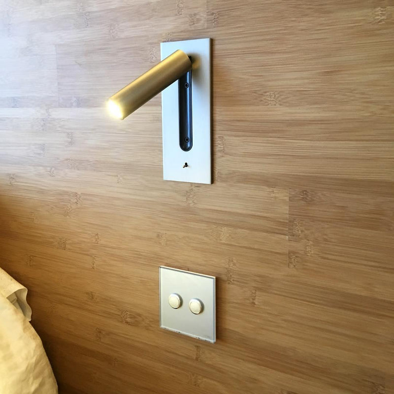 Wandlamp met gouden spot ingebouwd in een houten wand, met een tweevoudige drukschakelaar eronder 29