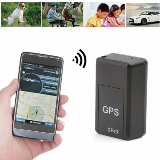 Hand houdt een smartphone met kaartapp naast de zwarte tracker, met kleine foto's van hond, ouderen, kinderen en auto erboven. 3