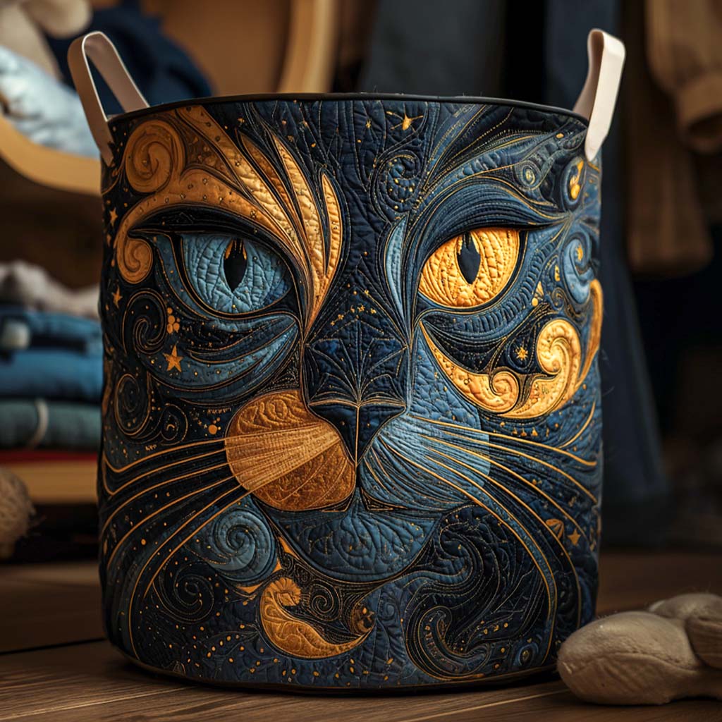 Ronde gewatteerde stoffen mand met een kattengezicht in blauw en goud en twee witte handgrepen, close-up op een houten vloer. 1