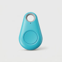 Turquoise druppelvormige tracker met ronde knop en grijs sleutelring-gat op een lichte achtergrond 8