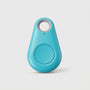 Turquoise druppelvormige tracker met ronde knop en grijs sleutelring-gat op een lichte achtergrond 8