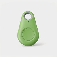 Groene druppelvormige tracker met ronde knop en grijs sleutelring-gat op een lichte achtergrond 7