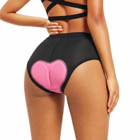 Achterkant van de zwarte onderbroek op een model, met een roze hartvormig gelkussen en mesh paneel 1