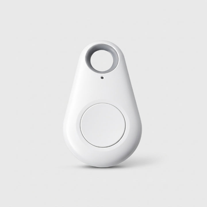 Witte druppelvormige tracker met ronde knop en grijs sleutelring-gat op een lichte achtergrond 6