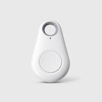 Witte druppelvormige tracker met ronde knop en grijs sleutelring-gat op een lichte achtergrond 6