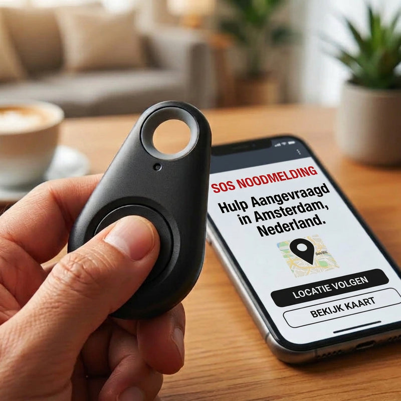 Hand drukt op de knop van de zwarte tracker, met een SOS-melding op de telefoon ernaast 4