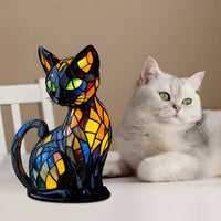De kattenlamp naast een levende witte kat met groene ogen op een lichte ondergrond 6