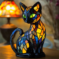 Close-up van de gekleurde glasmozaïek kattenlamp met groene ogen op een houten tafel, lamp op achtergrond 1
