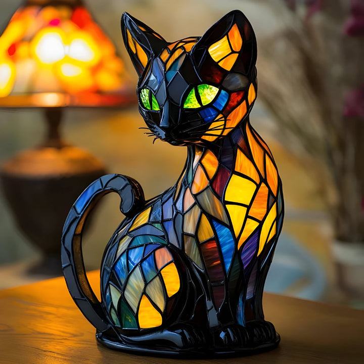 Close-up van de gekleurde glasmozaïek kattenlamp met groene ogen op een houten tafel, lamp op achtergrond 1