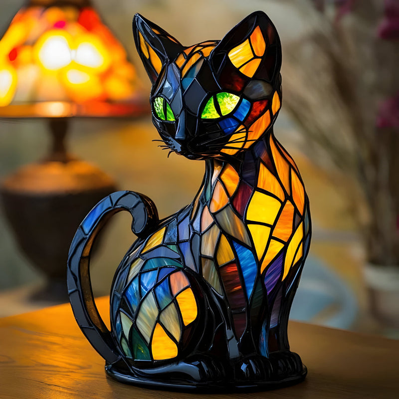 Close-up van de gekleurde glasmozaïek kattenlamp met groene ogen op een houten tafel, lamp op achtergrond 1