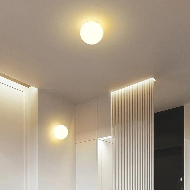 Twee bollampen, een aan het plafond en een aan de wand, naast een gegroefd wandpaneel 10