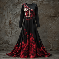 Zwarte maxi-jurk met lange mouwen en skeletlijfje met rode rozen, rok loopt onderaan uit in rode vlammen- en rozenprint. 3