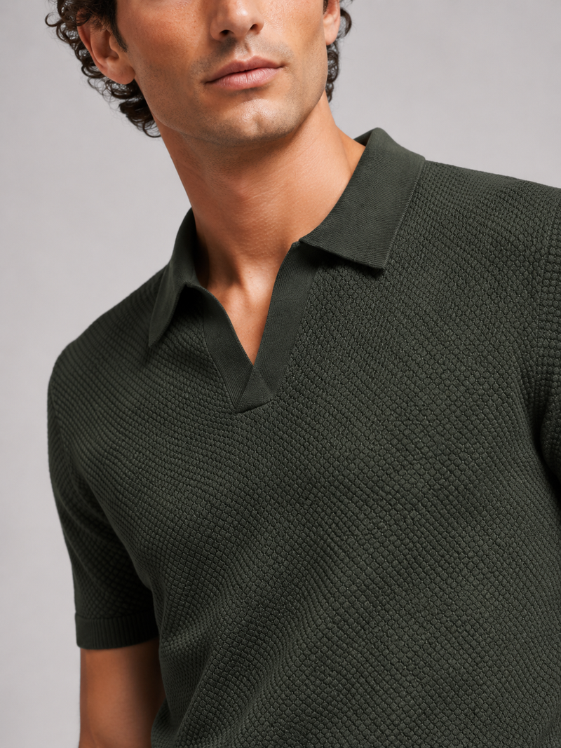 Close-up van de kraag, V-hals en fijne structuur van het donkergroene gebreide poloshirt 12