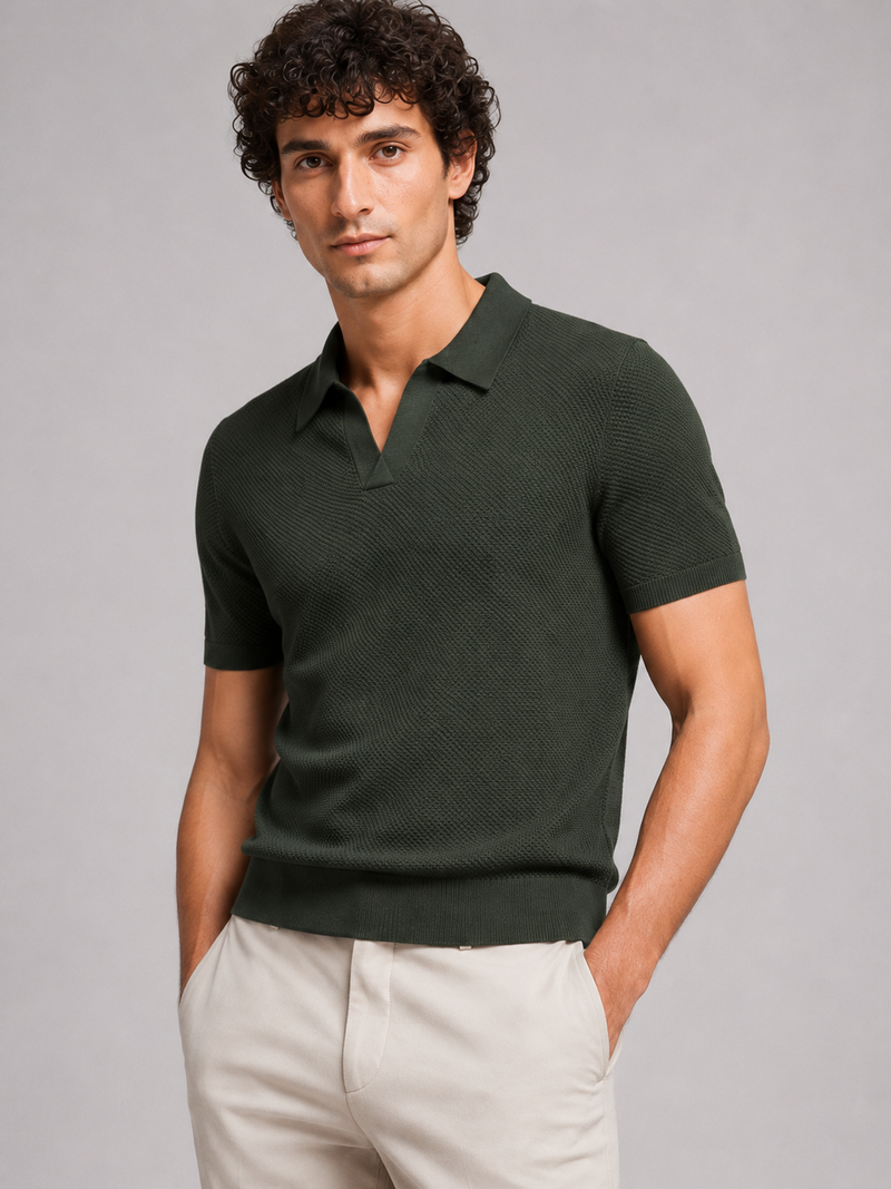 Donkergroen gebreid poloshirt met V-kraag, voorkant, gedragen door een model met crèmekleurige broek 11