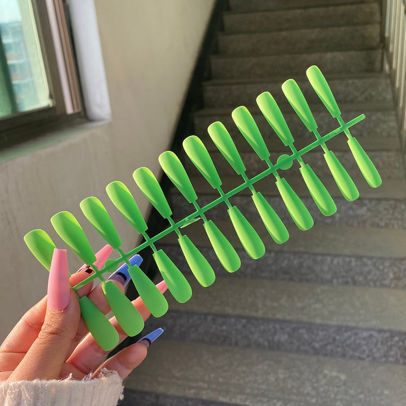 Matte Press On Nails (24 pcs) | Ideal for a night out