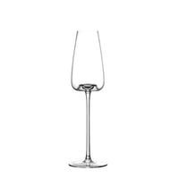Lege champagneflûte met slanke kelk en dunne steel op een witte achtergrond 12