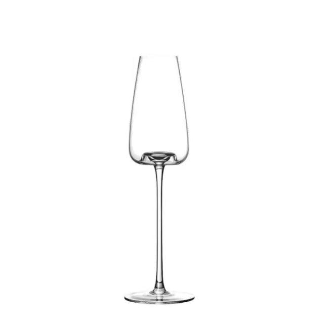 Lege champagneflûte met slanke kelk en dunne steel op een witte achtergrond 12