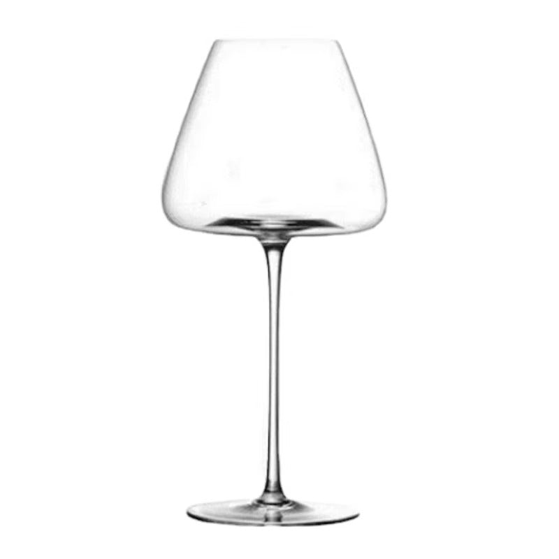 Leeg wijnglas met wijde, taps toelopende kelk en dunne steel op witte achtergrond 1