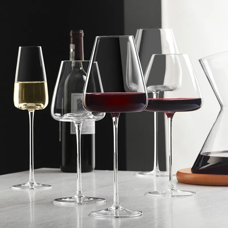 Opstelling van rode- en witte-wijnglazen en een champagneflûte met een fles en karaf 5