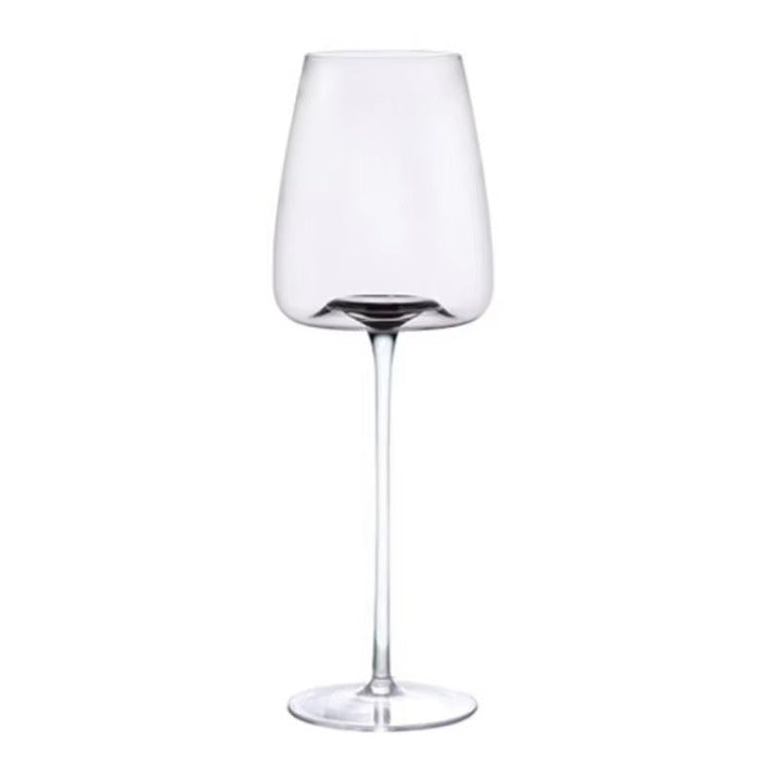 Leeg wijnglas met smallere, rechte kelk en lange dunne steel op witte achtergrond 11