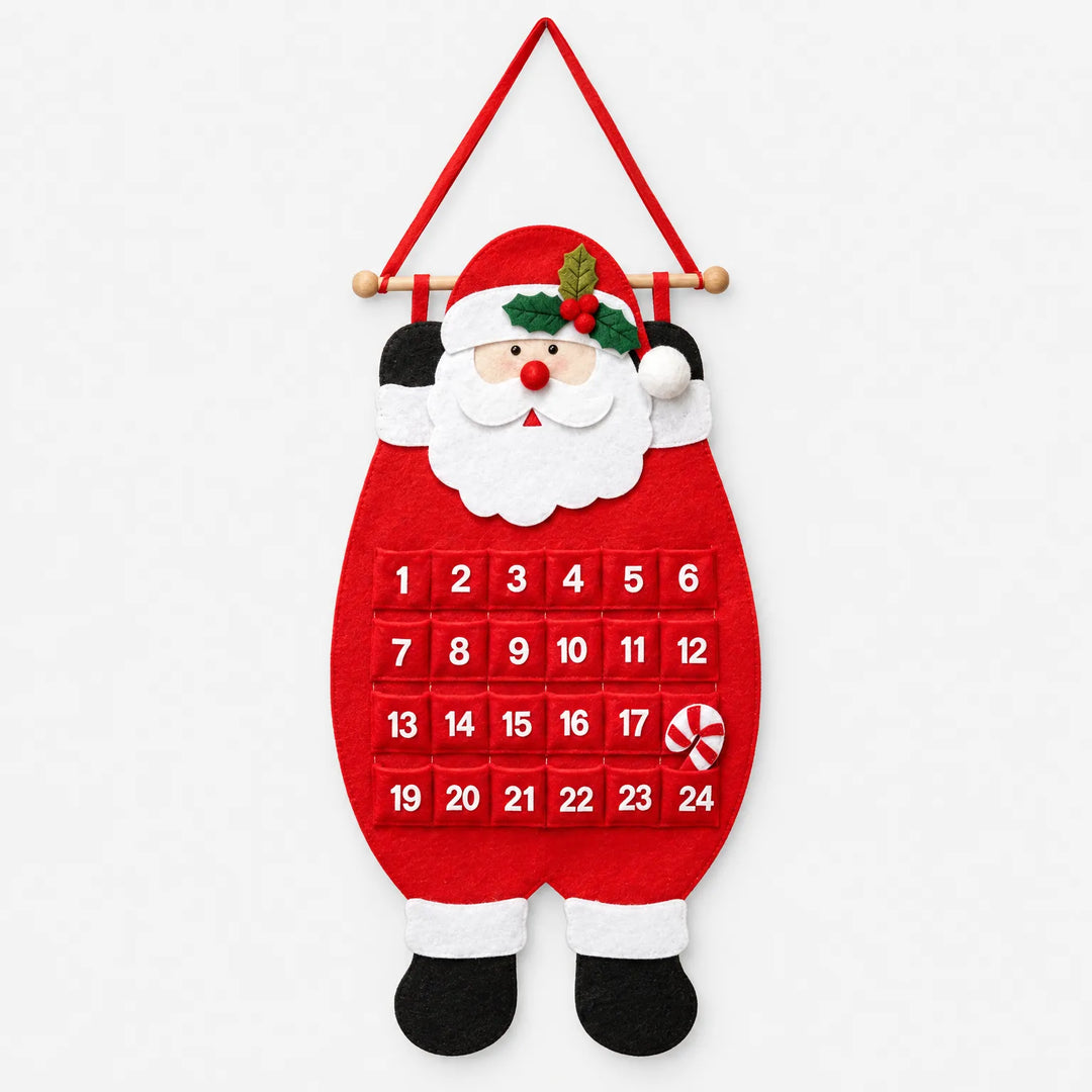 Rode vilten kerstmankalender met 24 genummerde vakjes en een zuurstok, vrijstaand voor een effen witte achtergrond, volledig van voren gezien. 2