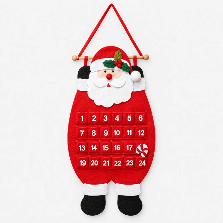Rode vilten kerstmankalender met 24 genummerde vakjes en een zuurstok, vrijstaand voor een effen witte achtergrond, volledig van voren gezien. 2