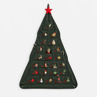 Voorkant van de groene adventskalender in boomvorm tegen een witte achtergrond, met 24 genummerde vakjes met kerstmotieven en een rode ster. 2
