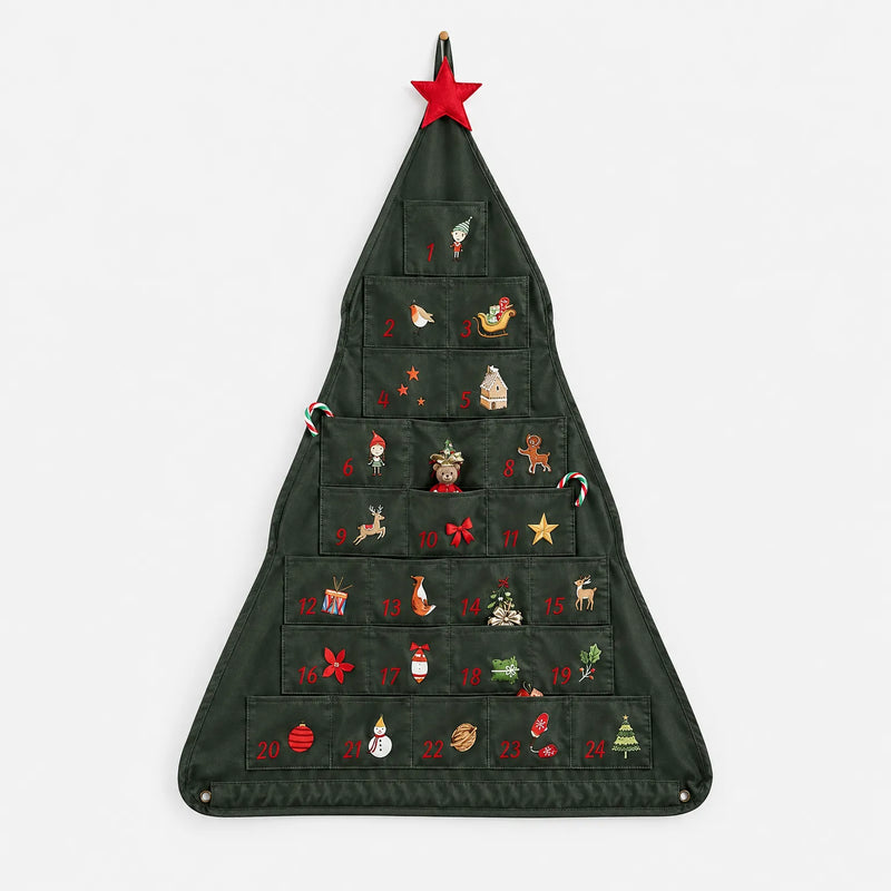 Voorkant van de groene adventskalender in boomvorm tegen een witte achtergrond, met 24 genummerde vakjes met kerstmotieven en een rode ster. 2
