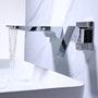 Sensor-Wandarmatur mit Wasserfallaustritt – Fluxis