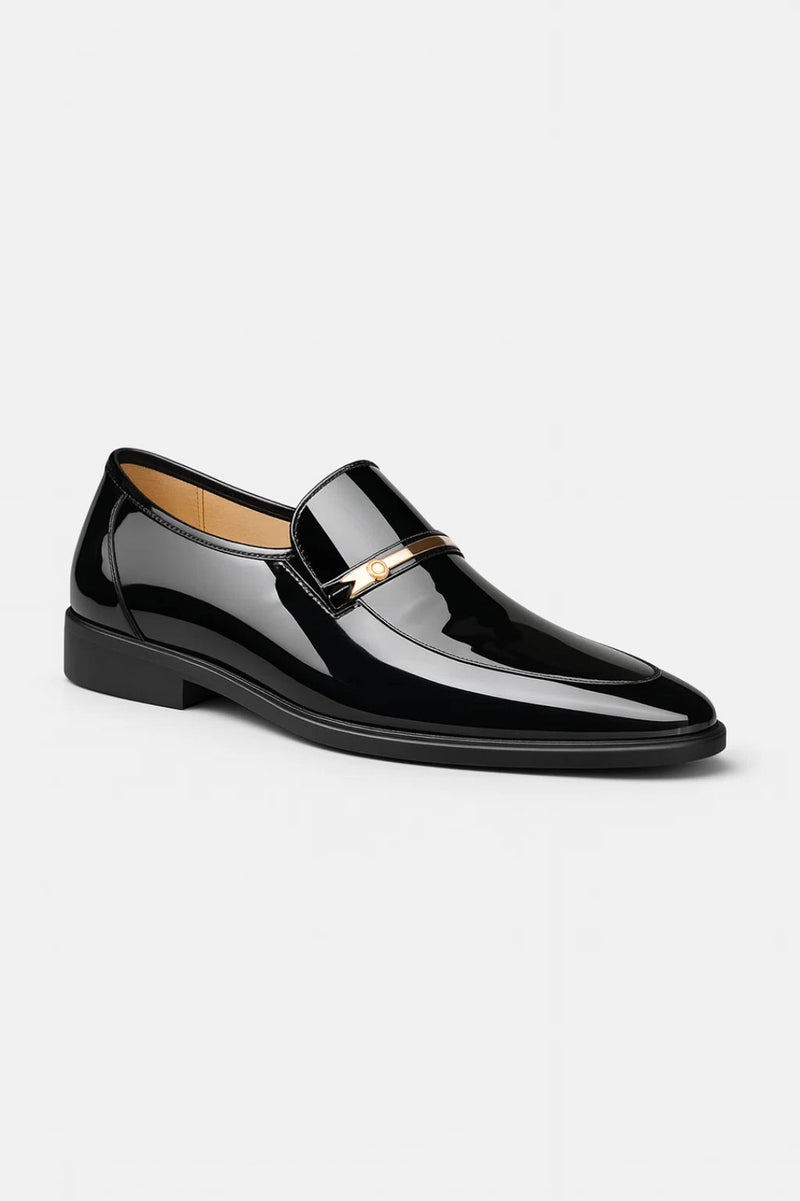 Zwarte glanzende lakleren loafer met gouden metalen bandje, schuin van voren gefotografeerd op witte achtergrond 1