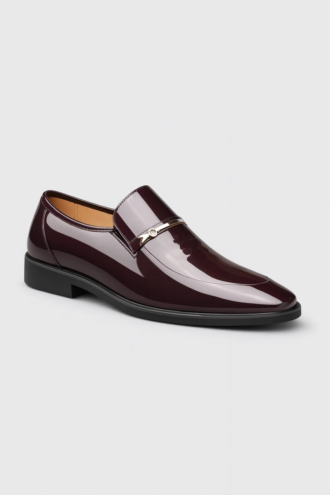 Donkerrode glanzende lakleren loafer met metalen bandje, schuin van voren gefotografeerd, tweede kleurvariant van dezelfde 2
