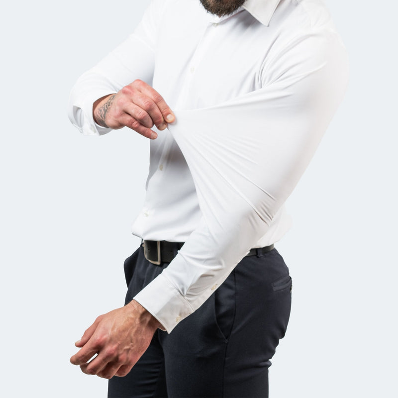 Man in wit overhemd rekt de mouw uit door de stof bij de elleboog op te tillen 2