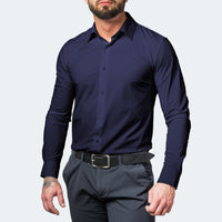 Man in donkerblauw overhemd met riem en grijze broek, van voren gezien 7