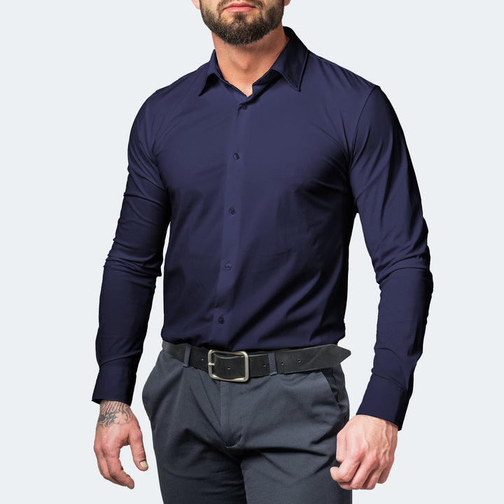 Man in donkerblauw overhemd met riem en grijze broek, van voren gezien 7