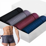 Vier opgerolde boxershorts in zwart, grijs, bordeaux en blauw in een witte doos, met inzet van model 1