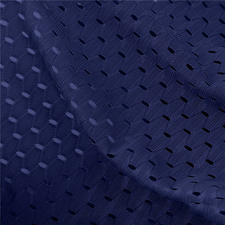 Close-up van marineblauw gaasstof met fijn patroon van kleine openingen voor luchtdoorlaatbaarheid 4