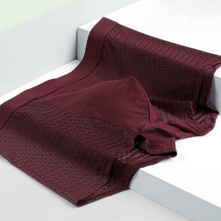 Bordeauxrode boxershort liggend op witte treden, met geperforeerde zijpanelen en een glad middenpaneel 6