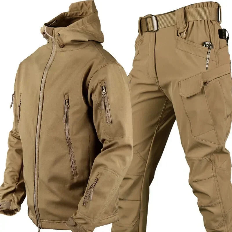 Zandkleurige set van jas met capuchon en cargobroek met riem, schuin gefotografeerd zonder model. 12
