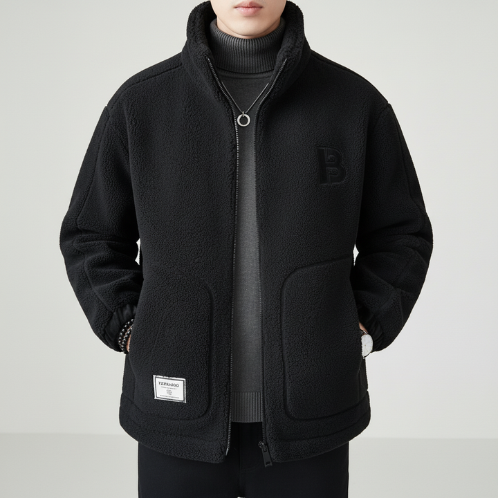 Zwart teddyfleece vest van voren gezien op een lichte achtergrond, met beide voorzakken goed zichtbaar 5